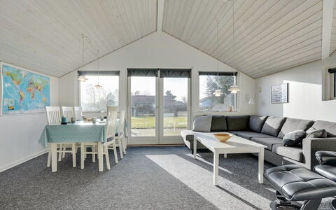 Ingward - 300M to the Fjord: Gulvbelægning, Indretning, Loft, Etage, Stue, Stol, Couch, Tæppe, Hårdttræ