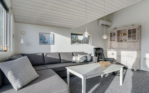 Ingward - 300M to the Fjord: Møbel, Couch, Indretning, Gulvbelægning, Træ, Etage, Loft, Stue, Hjem