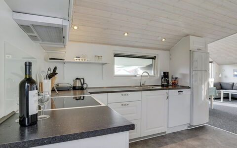 Ingward - 300M to the Fjord: Sanitærarmatur, Countertop, Tap, Håndvask, Vvs, Køkken, Større Bandage, Køkkenvask, Cabinetry, Husholdningsapparat