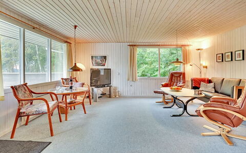Leny - 450M to the Fjord: Indretning, Loft, Gulvbelægning, Møbel, Etage, Hjem, Stue, Værelse, Stol, Lysarmatur