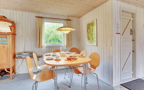 Leny - 450M to the Fjord: Indretning, Møbel, Gulvbelægning, Træ, Loft, Etage, Lysarmatur, Spisestue, Stol, Køkken & Spisebord