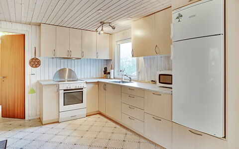 Leny - 450M to the Fjord: Gulvbelægning, Træ, Etage, Cabinetry, Køkken, Indretning, Køkken Apparat, Countertop, Større Bandage, Loft