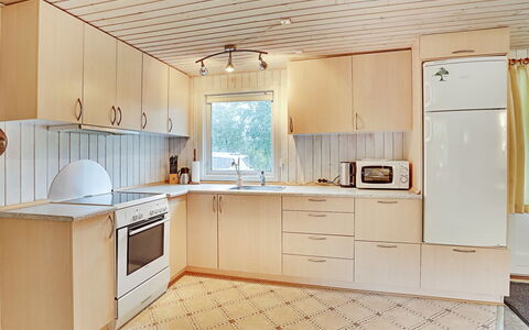 Leny - 450M to the Fjord: Gulvbelægning, Træ, Køkken, Countertop, Indretning, Etage, Cabinetry, Loft, Møbel, Køkken Apparat