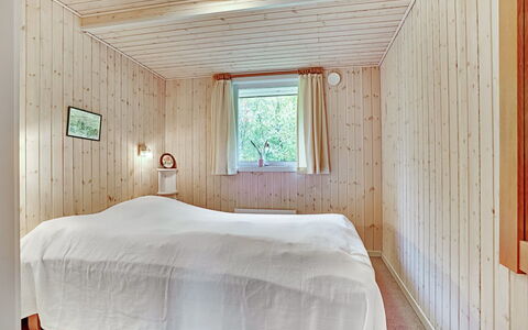 Leny - 450M to the Fjord: Træ, Gulvbelægning, Soveværelse, Etage, Loft, Indretning, Seng, Værelse, Sengetøj, Sengetøj