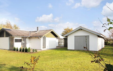Raika - 450M to the Fjord: Græs, Bygning, Hus, Tag, Hjem, Boligområde, Arkitektur, Busk, Land Lot, Sidespor