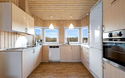 Ellis - 700M to the Fjord: Træ, Køkken, Loft, Indretning, Gulvbelægning, Countertop, Etage, Køkken Apparat, Hjem, Cabinetry