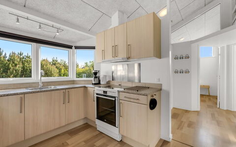 Heide - 750M to the Fjord: Køkken, Countertop, Indretning, Køkken Apparat, Gulvbelægning, Større Bandage, Loft, Etage, Cabinetry, Værelse