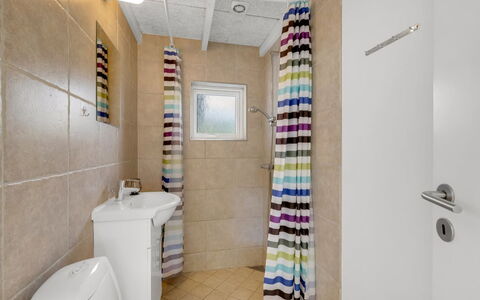 Heide - 750M to the Fjord: Gulvbelægning, Toiletbræt, Væg, Badeværelse, Indretning, Etage, Sanitærarmatur, Toilet, Loft, Værelse