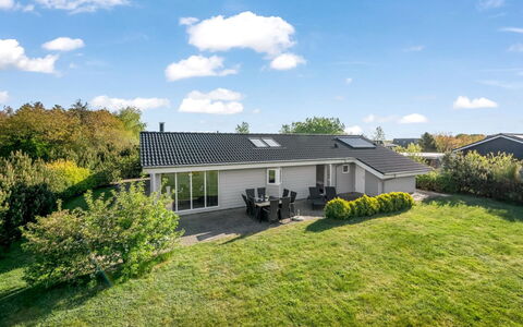 Heide - 750M to the Fjord: Hus, Hjem, Boligområde, Tag, Sommerhus, Estate, Lawn, Stuehus, Landscaping, Have