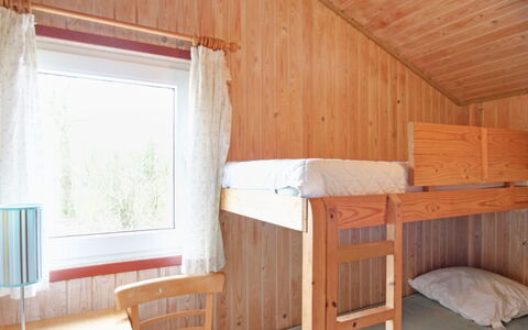 Annik - 980M to the Fjord: Træ, Møbel, Gulvbelægning, Soveværelse, Indretning, Etage, Seng, Loft, Bejdse, Værelse