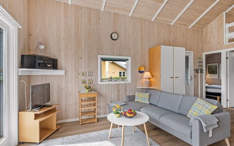 Remo - 990M to the Fjord: Træ, Indretning, Gulvbelægning, Møbel, Etage, Værelse, Loft, Stue, Hjem, Couch