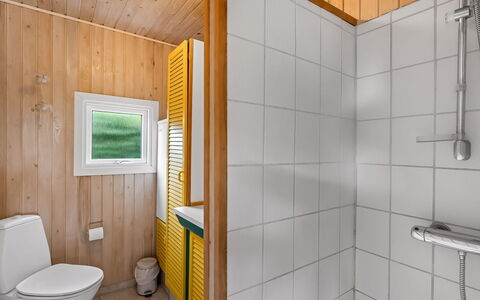 Remo - 990M to the Fjord: Gulvbelægning, Væg, Etage, Træ, Sanitærarmatur, Indretning, Badeværelsesvask, Loft, Badeværelse, Håndvask