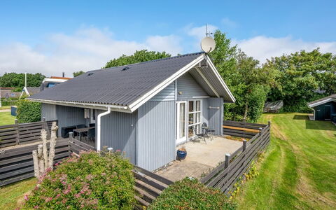 Remo - 990M to the Fjord: Sommerhus, Skygge, Estate, Planke, Sidespor, Landscaping, Gård, Hårdttræ, Veranda, Backyard