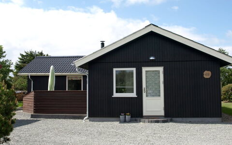 Theodor - 180M to the Fjord: Træ, Hus, Tag, Hjem, Sommerhus, Sidespor, Garden Bygninger, Skur, Skygge, Gård
