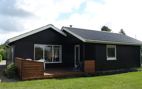 Theodor - 180M to the Fjord: Græs, Hus, Tag, Sommerhus, Hjem, Sidespor, Garden Bygninger, Lawn, Gård, Backyard