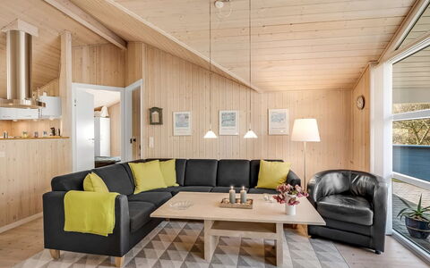 Tobbi - 1.1Km to the Fjord: Indretning, Møbel, Gulvbelægning, Træ, Couch, Loft, Stue, Etage, Trægulve, Værelse