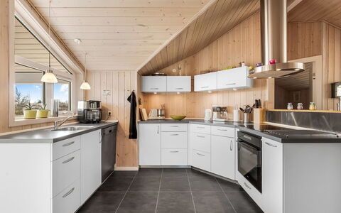 Tobbi - 1.1Km to the Fjord: Køkken, Countertop, Træ, Større Bandage, Køkken Apparat, Indretning, Loft, Håndvask, Gulvbelægning, Møbel