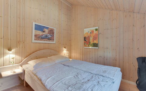 Tobbi - 1.1Km to the Fjord: Træ, Loft, Indretning, Soveværelse, Etage, Værelse, Gulvbelægning, Seng, Sengetøj, Hjem