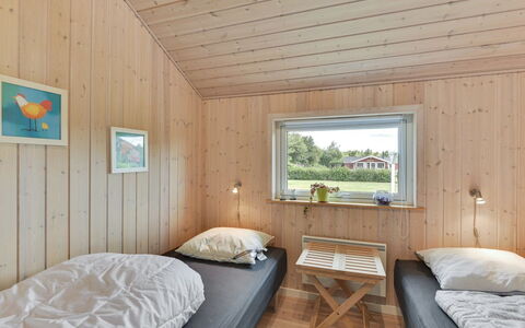 Tobbi - 1.1Km to the Fjord: Træ, Hjem, Soveværelse, Loft, Hårdttræ, Bejdse, Planke, Seng, Bed Frame, Sengetøj