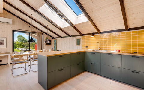 Throkil - 450M to the Fjord: Køkken, Træ, Countertop, Indretning, Loft, Gulvbelægning, Møbel, Cabinetry, Etage, Køkken Apparat
