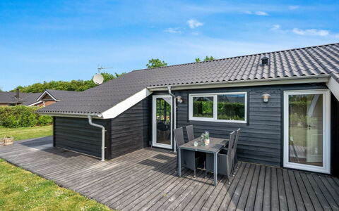 Leeve - 1.4Km to the Fjord: Tag, Hus, Hjem, Sommerhus, Dør, Sidespor, Dæk, Veranda, Planke, Hårdttræ