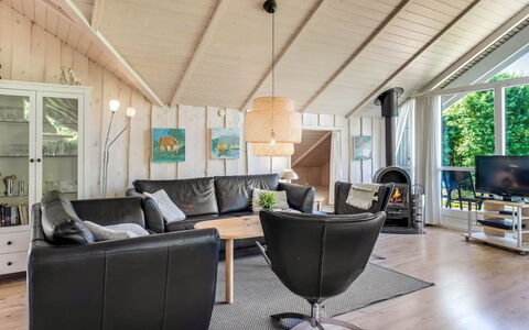 Isving - 1.1Km to the Fjord: Møbel, Indretning, Gulvbelægning, Træ, Etage, Loft, Trægulve, Stol, Bord, Belysning