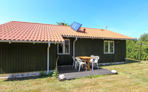Jaane - 650M to the Fjord: Træ, Hus, Tag, Sommerhus, Hjem, Sidespor, Land Lot, Dør, Garden Bygninger, Skygge