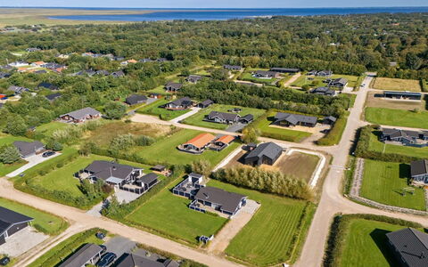 Shalin - 1.4Km to the Fjord: Møbel, Indretning, Gulvbelægning, Træ, Etage, Loft, Trægulve, Stol, Bord, Belysning