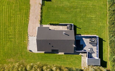Shalin - 1.4Km to the Fjord: Møbel, Indretning, Gulvbelægning, Træ, Etage, Loft, Trægulve, Stol, Bord, Belysning