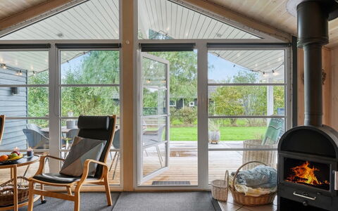 Martina - 560M to the Fjord: Træ, Møbel, Gulvbelægning, Indretning, Loft, Stol, Etage, Stue, Couch, Hårdttræ
