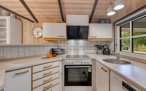 Martina - 560M to the Fjord: Køkken, Countertop, Indretning, Træ, Køkken Apparat, Gulvbelægning, Større Bandage, Loft, Sanitærarmatur, Køkkenvask
