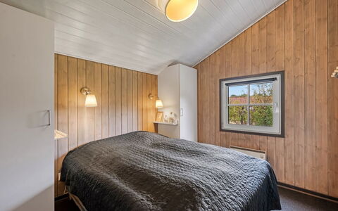 Martina - 560M to the Fjord: Træ, Indretning, Loft, Gulvbelægning, Etage, Soveværelse, Lysarmatur, Belysning, Værelse, Seng
