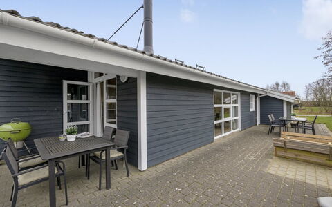 Tinka - 1.2Km to the Fjord: Hjem, Sidespor, Dør, Sommerhus, Estate, Skygge, Gård, Design, Hårdttræ, Veranda
