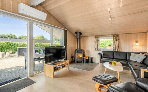 Robertha - 800M to the Fjord: Gulvbelægning, Indretning, Etage, Loft, Couch, Stue, Værelse, Trægulve, Hårdttræ