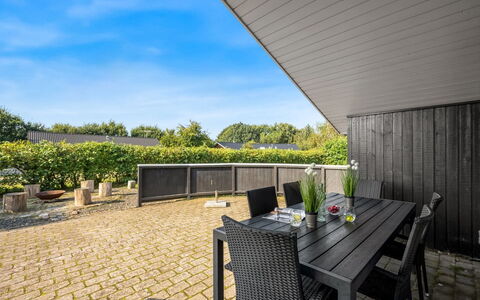 Robertha - 800M to the Fjord: Hjem, Skygge, Møbel, Have, Landscaping, Stol, Hårdttræ, Estate, Gård, Gårdhave