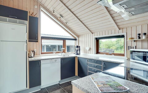 Chermeine - 1.2Km to the Fjord: Træ, Loft, Hjem, Køkken, Countertop, Sommerhus, Hårdttræ, Cabinetry, Bejdse, Køkken Apparat