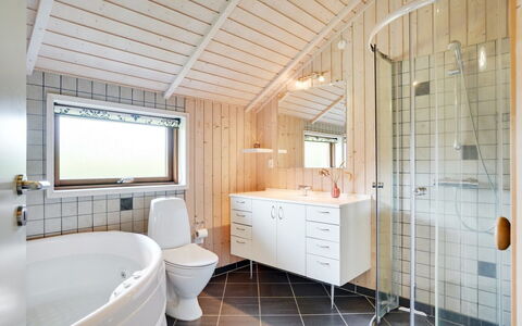 Chermeine - 1.2Km to the Fjord: Sanitærarmatur, Træ, Loft, Indretning, Gulvbelægning, Vvs, Etage, Tap, Håndvask, Badeværelse