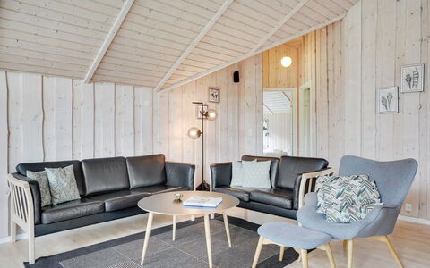 Chermeine - 1.2Km to the Fjord: Træ, Gulvbelægning, Indretning, Møbel, Etage, Stue, Loft, Hjem, Trægulve, Couch