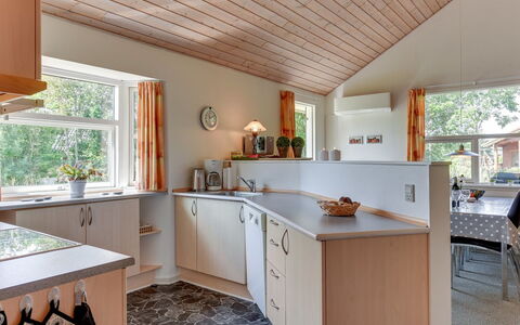 Herlugh - 1Km to the Fjord: Indretning, Countertop, Gulvbelægning, Møbel, Loft, Køkken, Træ, Cabinetry, Lysarmatur, Etage