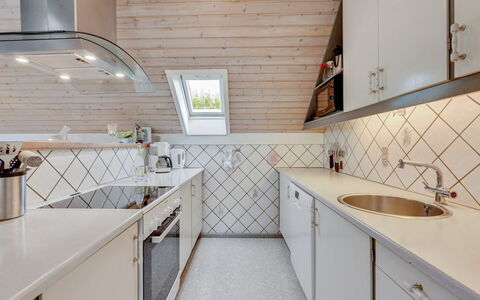 Earline - 900M to the Fjord: Træ, Gulvbelægning, Køkken, Indretning, Loft, Etage, Countertop, Hjem, Lysarmatur, Flise