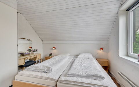 Earline - 900M to the Fjord: Træ, Soveværelse, Loft, Seng, Indretning, Bed Frame, Sengetøj, Etage, Sengetøj, Værelse