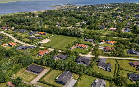 Knag - 800M to the Fjord: Møbel, Indretning, Gulvbelægning, Træ, Etage, Loft, Trægulve, Stol, Bord, Belysning