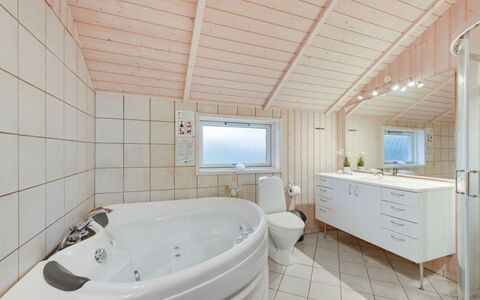 Clarina - 800M to the Fjord: Sanitærarmatur, Loft, Indretning, Gulvbelægning, Etage, Vvs, Hjem, Tap, Værelse, Badeværelse
