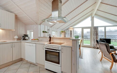 Clarina - 800M to the Fjord: Loft, Træ, Køkken, Indretning, Møbel, Countertop, Cabinetry, Gulvbelægning, Hjem, Lysarmatur