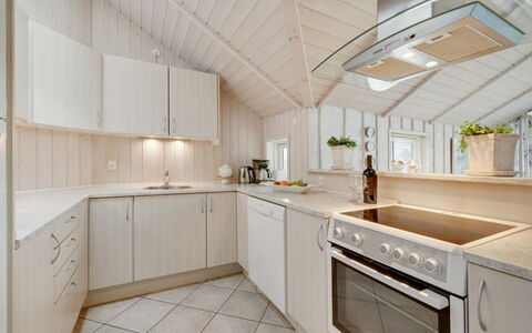 Clarina - 800M to the Fjord: Køkken, Indretning, Træ, Gulvbelægning, Loft, Countertop, Køkken Apparat, Etage, Cabinetry, Møbel