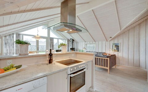 Clarina - 800M to the Fjord: Træ, Gulvbelægning, Loft, Indretning, Køkken, Etage, Møbel, Lysarmatur, Countertop, Hjem