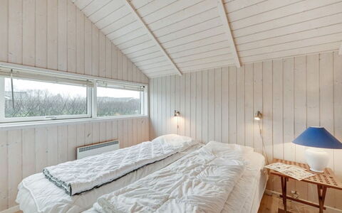 Clarina - 800M to the Fjord: Træ, Loft, Soveværelse, Etage, Gulvbelægning, Sengetøj, Seng, Sengetøj, Planke, Hårdttræ