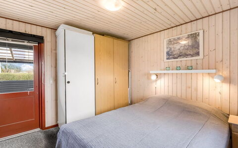 Hoghni - 850M to the Fjord: Træ, Etage, Soveværelse, Gulvbelægning, Indretning, Seng, Loft, Sengetøj, Bed Frame, Bejdse