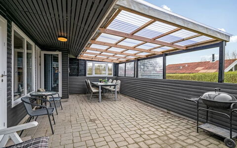Hoghni - 850M to the Fjord: Træ, Arkitektur, Møbel, Hjem, Kompositmateriale, Veranda, Udendørs Møbler, Dæk, Skygge, Glas