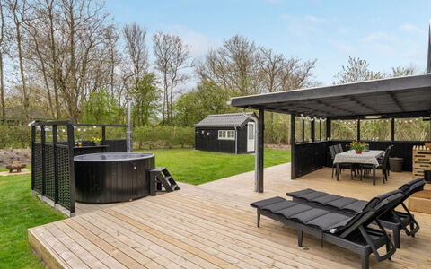 Gustaf - 400M to the Fjord: Dæk, Skygge, Have, Garden Bygninger, Udendørs Struktur, Backyard, Hårdttræ, Gård, Landscaping, Pavilion